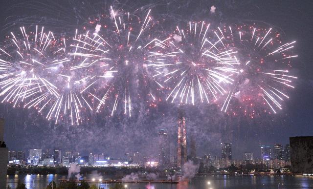 7일 오후 서울 여의도 한강시민공원 일대에서 한화와 함께하는 서울세계불꽃축제 2023이 열린 가운데 화려한 불꽃의 향연이 펼쳐지고 있다 20231007사진유대길 기자 dbeorlf123ajunewscom