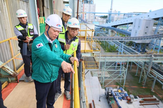 이정복 한국서부발전 신임 사장왼쪽 두 번째이 태안 5·6호기 환경개선공사 현장을 찾아 안전점검하는 모습 사진한국서부발전