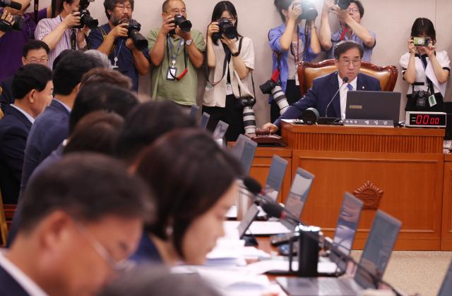 맹성규 국회 국토교통위원회 위원장이 21일 국회에서 열린 전체회의에서 의사봉을 두드리고 있다 2024821 사진연합뉴스