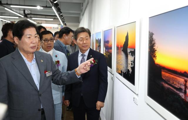 공영민 고흥군수가 지난 29일 남양면 회정미술관에서 열린 ‘제10회 고흥전국사진공모전’ 에서 작품들을 둘러보고 있다 사진고흥군