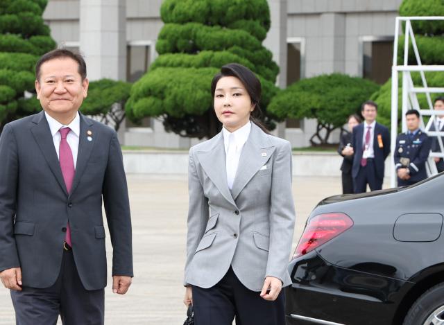 김건희 여사가 지난 19일 성남 서울공항에서 윤석열 대통령의 체코 공식 방문에 동행하며 대통령 전용기인 공군 1호기로 향하고 있다 사진연합뉴스