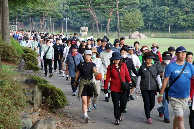 밀양시 삼문동 야외공연장 일원에서 진행된 제63차 생활 체육 시민건강 걷기대회 모습사진밀양시
