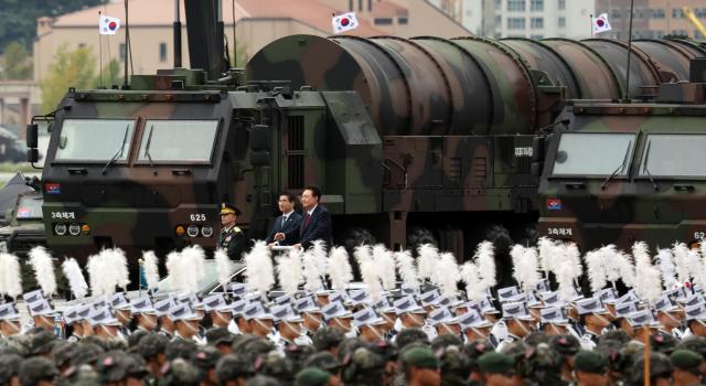 윤석열 대통령이 1일 경기 성남 서울공항에서 열린 건군 76주년 국군의날 기념식에서 열병차량을 타고 국군 부대를 사열하며 고위력 미사일 현무-5 앞을 지나고 있다 사진대통령실통신사진기자단
    