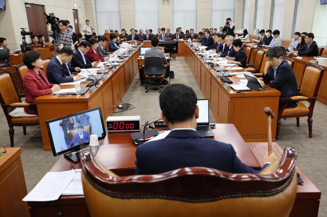 25일 오후 서울 여의도 국회에서 열린 행정안전위원회 전체회의 모습 사진연합뉴스