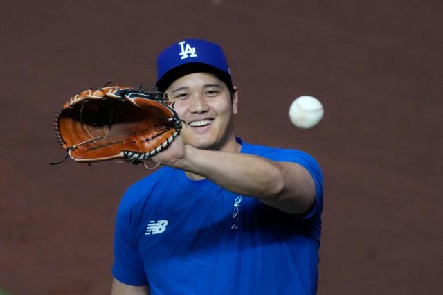 Los Angeles Dodgers Shohei Ohtani from Japan warming up before his match against Miami Marlins in Miami Sept 18 2024 AP-Yonhap