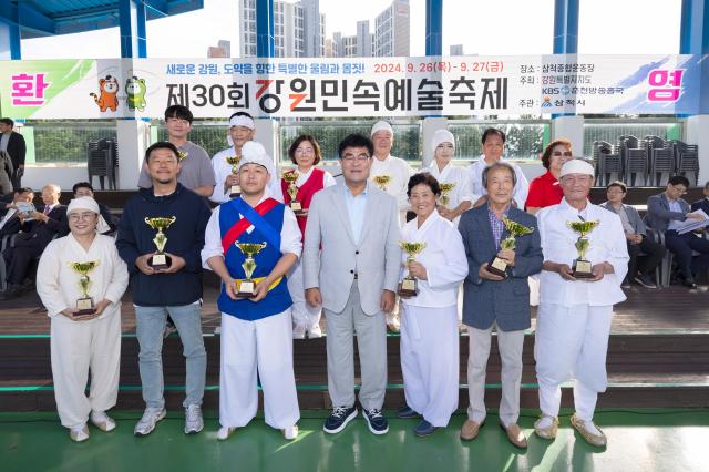 ‘제30회 강원민속예술축제’ 시상식에서 박상수 삼척시장가운데이 수상자들과 함께 단체기념촬영을 하고 있다사진삼척시