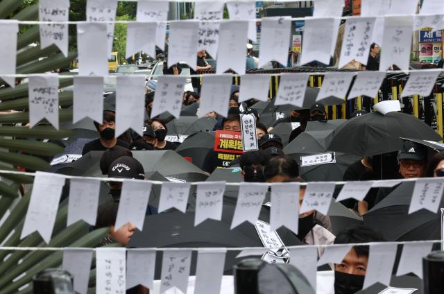 티몬·위메프티메프 정산 지연 사태 피해자들이 8일 서울 영등포구 여의도 국민의힘 당사 앞에서 전자상거래 사망 선고 집회를 하고 있다사진연합뉴스