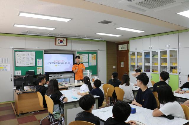 동해소방서 관계자가 초등학교 고학년 대상으로 ‘불나면 살펴서 대피’ 소방과학교실를 진행하고 있다사진동해소방서
