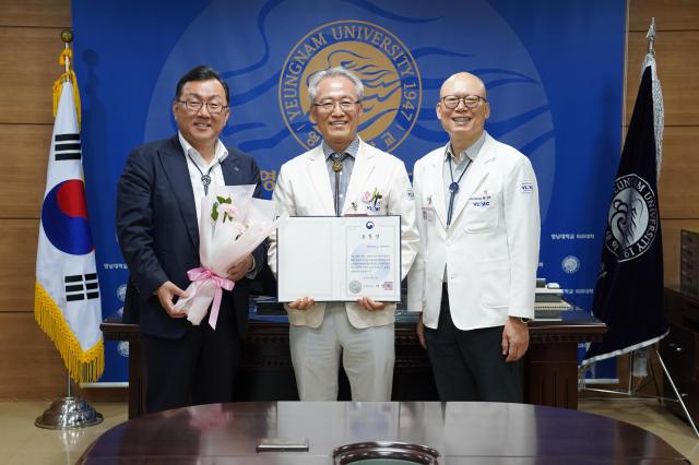 이경수 예방의학과 교수와 관께자들이 기념촬영 하고 있다왼쪽부터 이경수 예방의학교실 교수 김성호 의과대학 학장 황태윤 예방의학교실 교수사진영남대학교