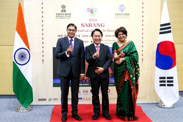 Indian Ambassador to Korea Amit Kumar lfet and Seodaemun-gu Mayor Lee Sung-heon center pose for a photo at the Sarang Festival of India in Korea held at Yonsei Universitys Centennial Hall in Seodaemun-gu Seoul on Oct 1 2024 AJP Kim Dong-woo