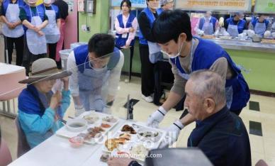 [포토] 복권위원회·동행복권, 어르신 건강 위한 배식 봉사 진행