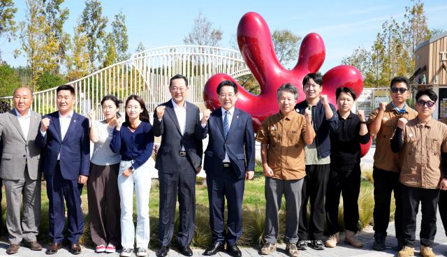 김영록 전남지사가 2일 해남 산이정원을 둘러보고 기념사진을 찍고 있다 사진전라남도