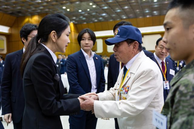 윤석열 대통령의 부인 김건희 여사가 1일 성남 서울공항 국빈행사장에서 열린 건군 76주년 국군의날 경축연에서 6·25참전용사와 인사하고 있다 사진연합뉴스