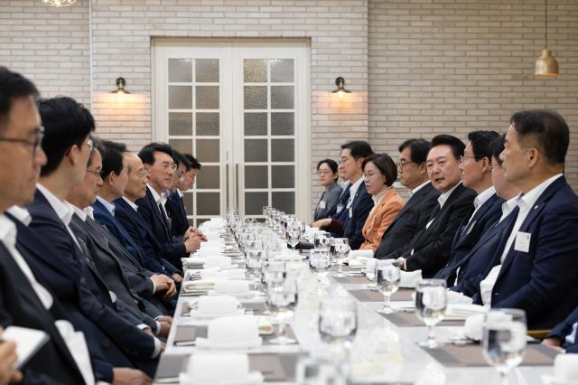 윤석열 대통령이 2일 서울 용산 대통령실 앞 파인그라스에서 열린 국민의힘 원내지도부 초청 만찬에서 참석 의원들과 대화를 나누고 있다 사진연합뉴스