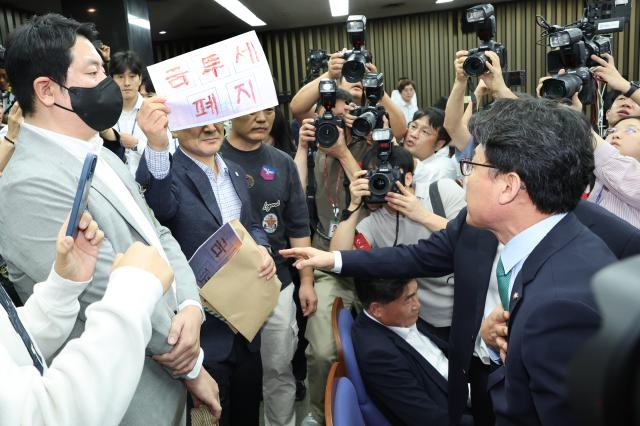 지난달 24일 오전 서울 여의도 국회에서 행복하고 정의로운 대한민국 금융투자소득세 시행은 어떻게라는 주제로 열린 더불어민주당 정책 디베이트에서 개인투자자 단체인 한국주식투자자연합회한투연 회원들이 토론 방청을 막는 것에 대해 항의하며 금투세 폐지를 촉구하고 있다 사진연합뉴스