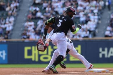 [2024 KBO WC] 로하스, 수비 방해 아웃에 누리꾼 갑론을박