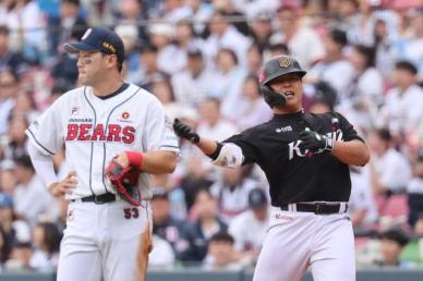 [2024 KBO WC] 로하스 송구로 실점 막은 kt, 강백호 적시타 터지며 선취점