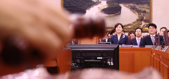 지난 7월 오전 국회에서 열린 농림축산식품해양수산위원회 전체회의에 출석한 송미령 농림축산식품부 장관 등이 더불어민주당 소속 어기구 위원장의 개의를 지켜보고 있다