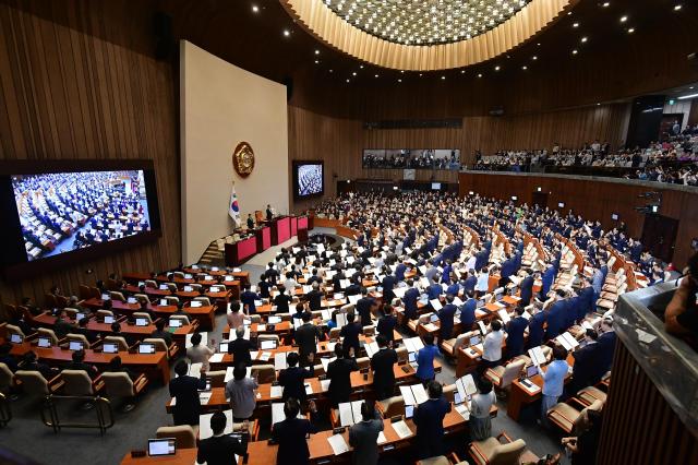 2일 오후 서울 여의도 국회 본회의장에서 열린 제22대 국회 개원식 겸 제418회국회정기회 개회식에서 의원들이 선서를 하고 있다 20240902사진유대길 기자 dbeorlf123ajunewscom