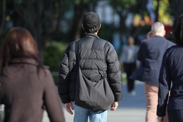 쌀쌀한 날씨를 보인 지난 2일 오전 서울 종로구 광화문네거리에서 패딩을 입은 시민이 발걸음을 옮기고 있다 사진연합뉴스