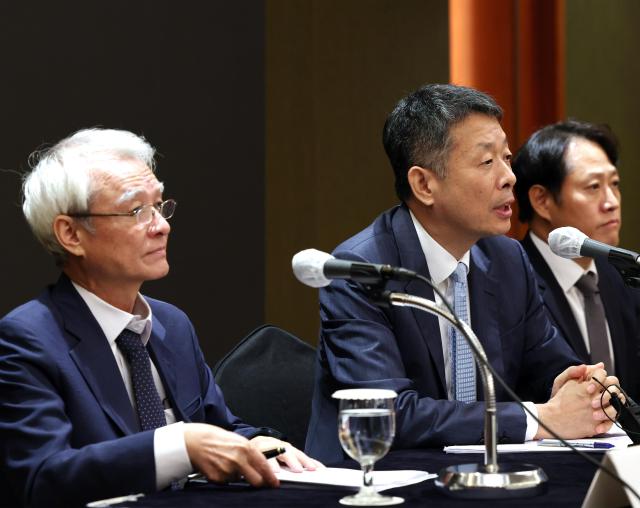 19일 서울 중구 롯데호텔에서 MBK파트너스가 주최한 고려아연 공개매수 관련 기자간담회에서 김광일 MBK파트너스 부회장가운데이 질문에 답하는 모습사진연합뉴스