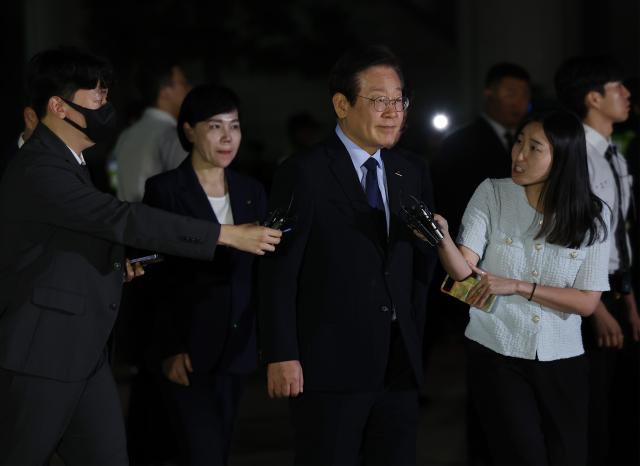 이재명 더불어민주당 대표가 지난달 30일 오후 서울 서초구 서울중앙지법에서 열린 위증교사 혐의 관련 1심 결심공판을 마친 뒤 취재진 질문에 답을 마치며 법원을 나서고 있다 사진연합뉴스