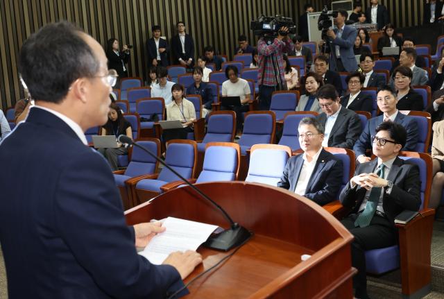 한동훈 국민의힘 대표오른쪽가 지난달 26일 국회에서 열린 의원총회에서 추경호 원내대표의 발언을 듣고 있다 사진연합뉴스