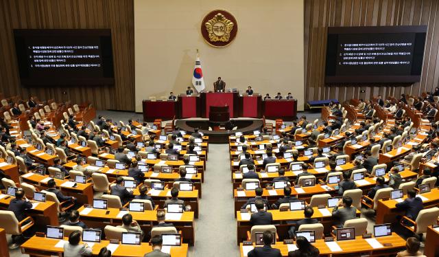 4일 오후 열린 국회 본회의에서 윤석열 대통령의 재의 요구로 국회로 돌아온 김건희 특검법과 채상병 특검법 지역화폐법 개정안 등 3개 법안이 상정 되고 있다 사진연합뉴스