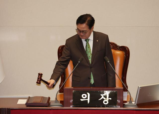 우원식 국회의장이 4일 오후 열린 국회 본회의에서 의사봉을 두드리고 있다 사진연합뉴스