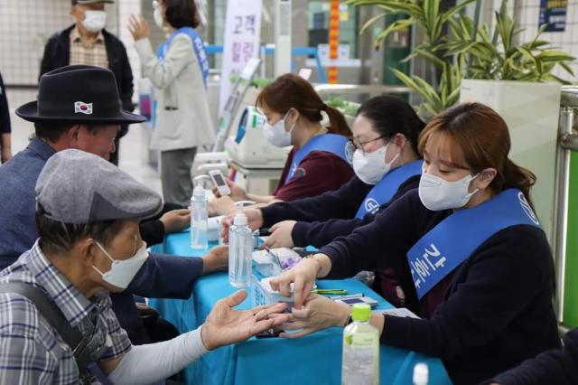 대구 파티마병원 간호사회는 대구 지하철 1호선 칠성시장역에서 간호문화 캠페인을 진행하였다 사진대구파티마병원