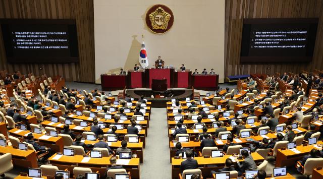 4일 오후 열린 국회 본회의에서 윤석열 대통령의 재의 요구로 국회로 돌아온 김건희 여사 특검법과 채상병 특검법 지역화폐법지역사랑상품권이용활성화법 개정안 등 3개 법안이 부결되고 있다 사진연합뉴스