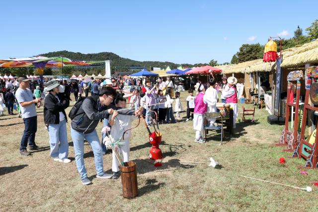 가족과 친구 연인들이 바우덕이 축제장을 방문해 다채로운 체험을 즐기고 있다 사진안성시