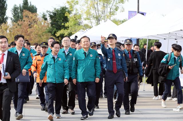 이상민 행정안전부 장관이 5일 오후 서울 여의도 한강공원 일원에서 개최되는 2024 서울세계불꽃축제에 대비해 행사장 안전관리 상황 등 현장을 점검하고 있다 사진행정안전부 