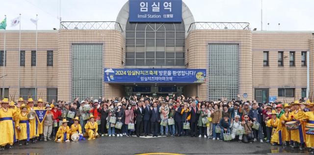 임실군이은 이달 3일부터 4일까지 2일간 ITX-마음축제전용열차와 5일 S-트레인남도해양관광열차 특실로 임실역을 찾은 방문객들을 환영하고 있다사진임실군