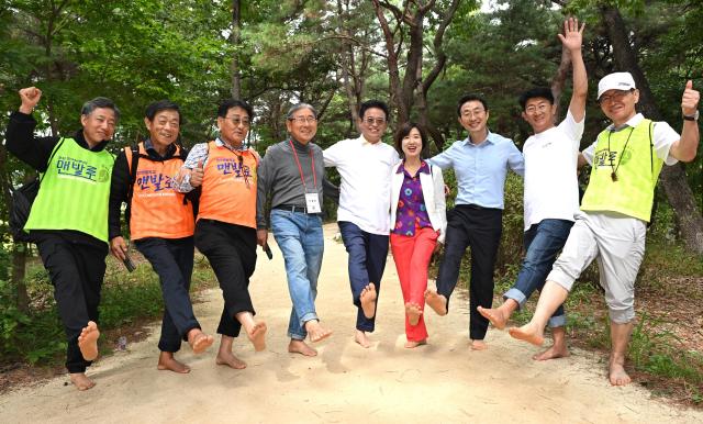 경상북도 맨발 걷기 한마당 축제 장면 사진경상북도