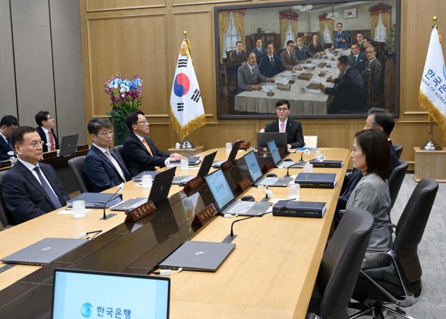 이창용 한국은행 총재가 지난 8월 22일 서울 중구 한국은행에서 열린 금융통화위원회를 주재하고 있다 사진사진공동취재단