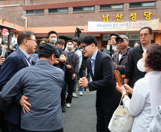 한동훈 국민의힘 대표가 6일 오전 부산 금정구 남산성당 앞에서 신도들과 인사하며 윤일현 금정구청장 보궐선거 후보 지지를 호소하고 있다 사진연합뉴스