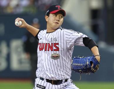 [2024 KBO 준PO] 부친상 유영찬, 슬픔 딛고 LG 승리 지켰다