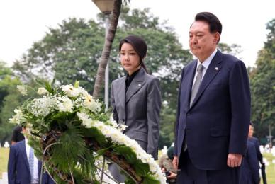 尹대통령 부부, 필리핀 한국전 참전기념비 헌화