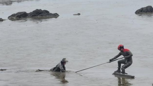 목포해경이 전남 영광군 백수해안도로 노을종 인근 해역 갯벌에 고립된 A씨70대 남성를 무사히 구조하고 있다사진목포해경