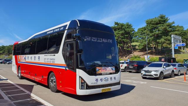 고령군이 지역 지자체와 연계해 지역관광산업 활성화를 위해 운영하는  2024 달리고 투어버스 모습사진고령군