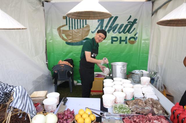 A booth staff member prepares phở at the Vietnam Phở Festival 2024 in Seoul Oct 5 2024 AJP Han Jun-gu