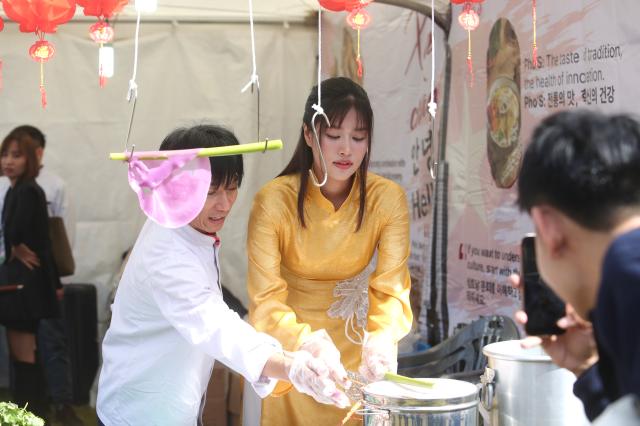 A booth staff member prepares phở at the Vietnam Phở Festival 2024 in Seoul Oct 5 2024 AJP Han Jun-gu