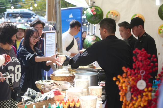 Visitors purchase phở at the Vietnam Phở Festival 2024 in Seoul Oct 5 2024 AJP Han Jun-gu