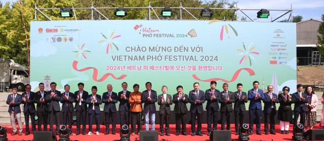 VIP guests applaud during the opening ceremony of the Vietnam Phở Festival 2024 in Seoul Oct 5 2024 AJP Han Jun-gu