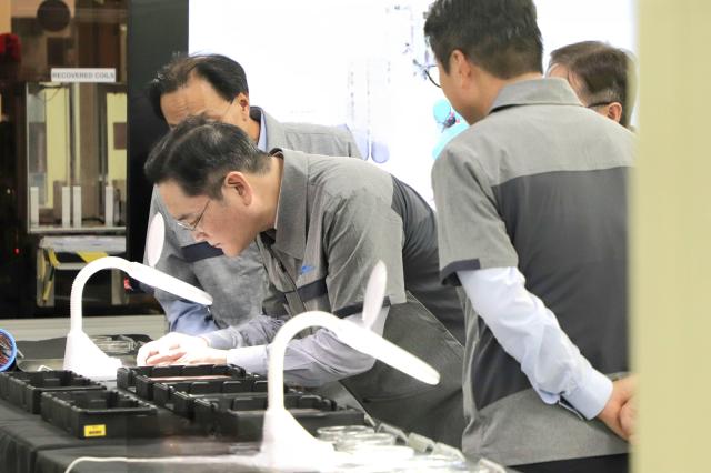 Samsung Electronics Chairman Lee Jae-yong inspects the MLCC production line at Samsung Electro-Mechanics Philippine subsidiary in Calamba City Laguna Province on Oct 6 Courtesy of Samsung Electronics