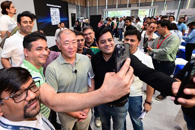 Hyundai Motor Group chairman Chung Eui-sun poses for a photo with Indian employees at the new Hyundai Motor India Headquarter Delhi office on April 23 2024  Courtesy of Hyundao Motor
