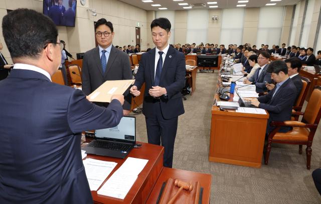 7일 오전 열린 국회 행정안전위원회의 행정안전부 인사혁신처 등의 국정감사에서 더불어민주당 소속 신정훈 위원장이 대통령 관저 불법증축 및 구조공사와 관련한 증인인 김태영·이승만 21그램 대표를 출석시키기 위한 동행명령장을 발부하고 있다 사진연합뉴스