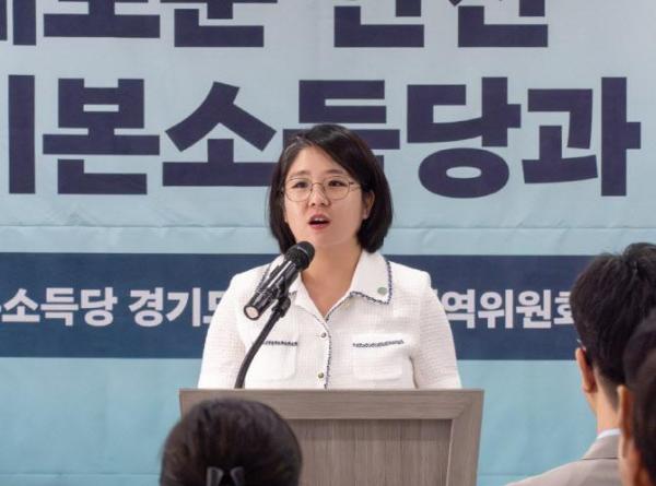 용혜인 기본소득당 대표가 9월 22일 안산 한양대 에리카컨벤션 사파이어홀에서 열린 안산지역위원회 설립 총회에서 위원장으로 선출된 뒤 인사말을 하고 있다 사진  기본소득당 제공