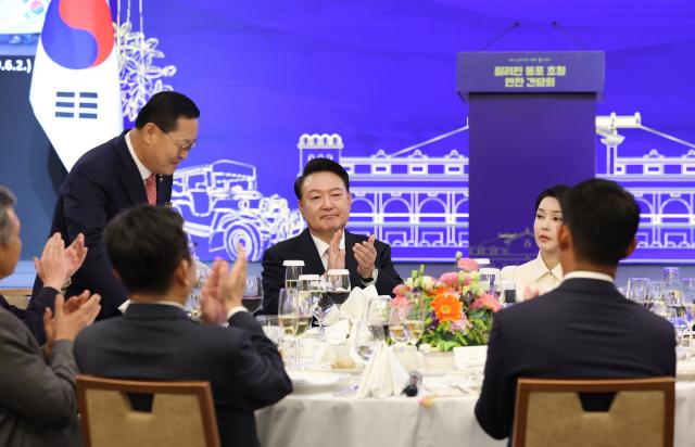 필리핀을 국빈 방문한 윤석열 대통령과 김건희 여사가 6일 오후현지시간 필리핀 마닐라 페닌슐라 호텔에서 열린 동포 만찬 간담회에서 윤만영 필리핀한인총연합회장의 환영사에 박수치고 있다 사진연합뉴스